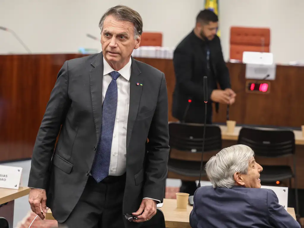Bolsonaro apresenta atestado ao STF após deixar prisão domiciliar pela primeira vez