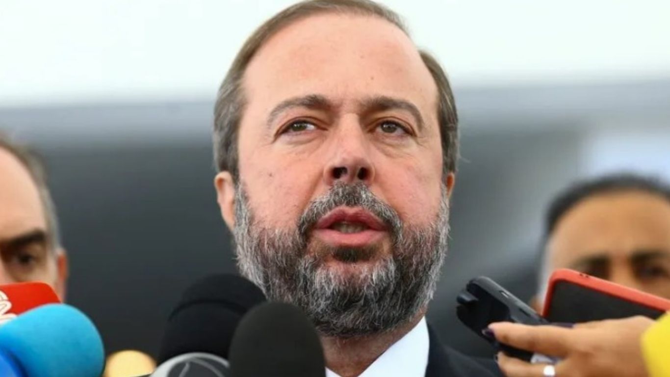 Ministro de Lula anuncia botijão de gás gratuito para 17 milhões de famílias; veja qual outro programa já está valendo