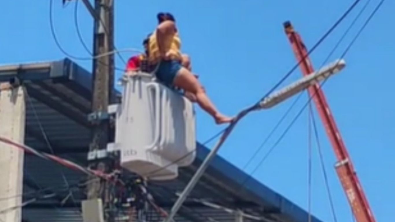 Mulher escala poste e sobe em transformador de energia em Manaus