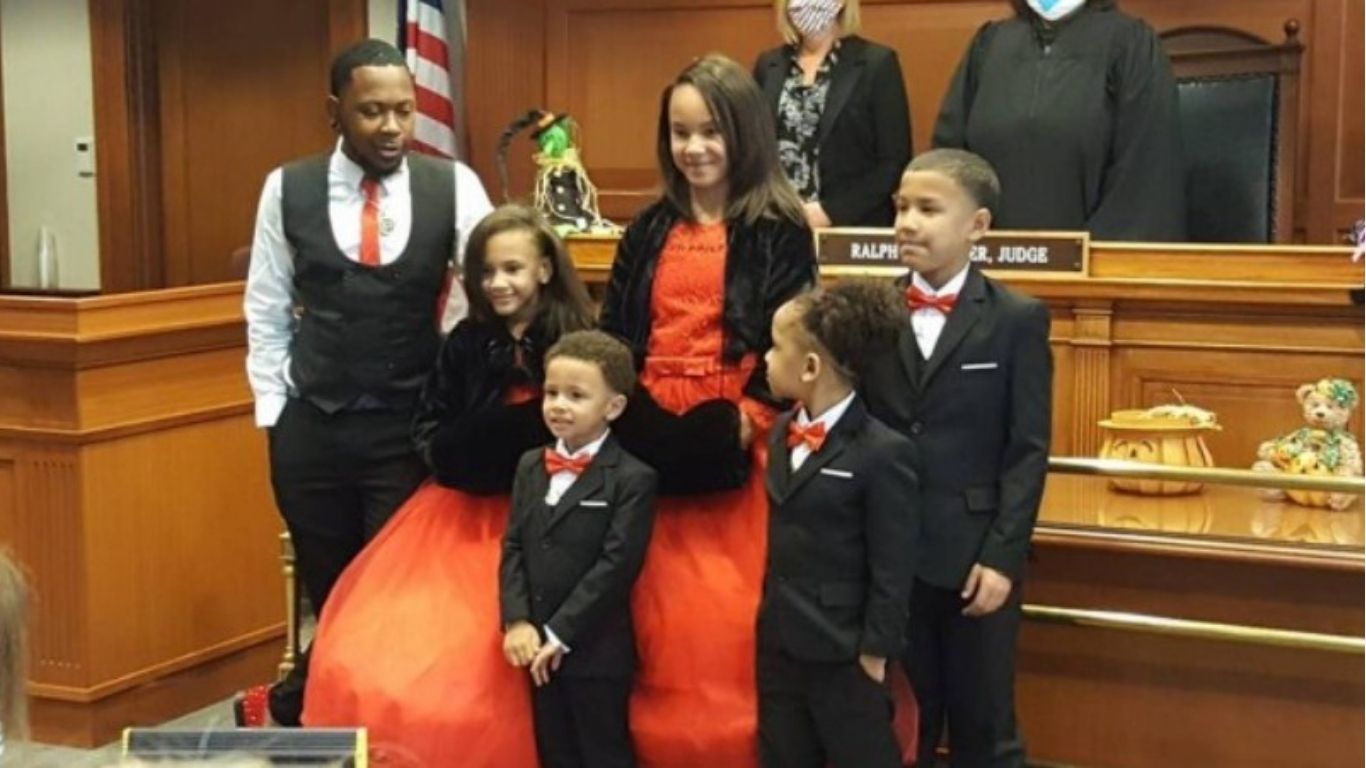 Robert Carter, que cresceu em abrigo, adotou cinco irmãos nos EUA e transformou sua história em exemplo de amor e união familiar.