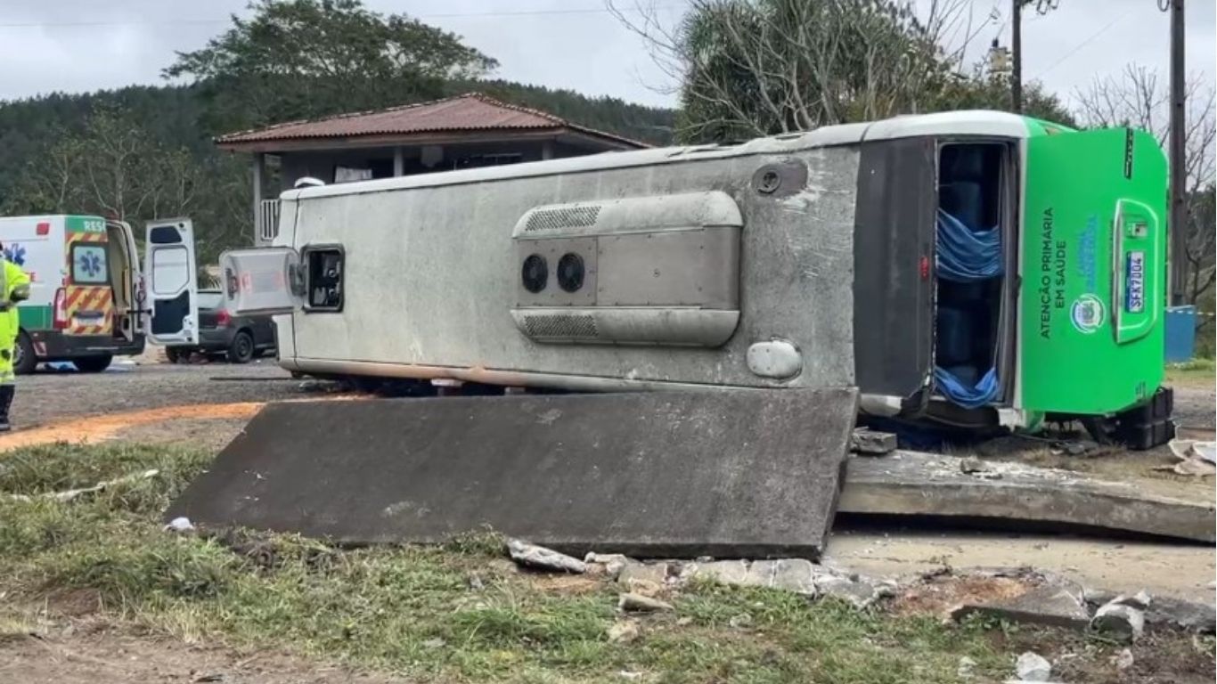 Acidente com ônibus da Saúde deixa duas pessoas mortas na BR-116; entre elas uma grávida que foi ejetada do veículo