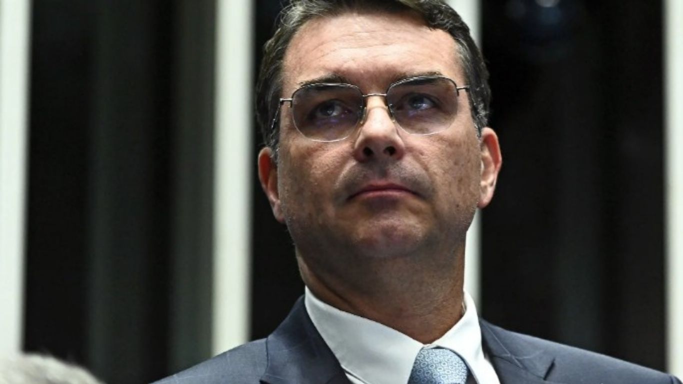 Familiares de Flávio Bolsonaro são feitos reféns durante assalto no Rio