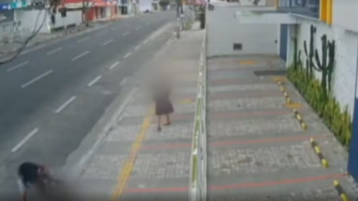 Idosa é assaltada e agredida em Feira de Santana; polícia procura suspeito