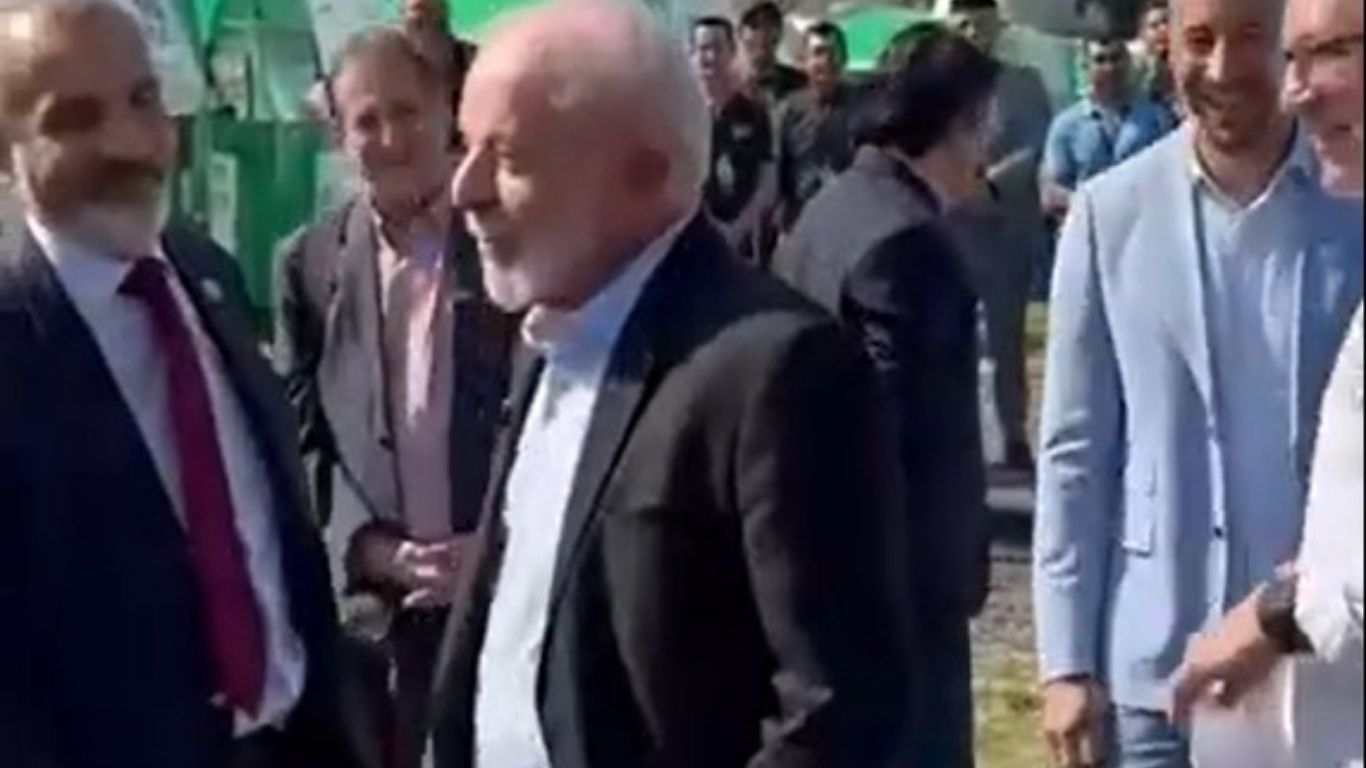 Lula ironiza Bolsonaro: “Tem gente que tem tornozeleira, eu tenho meia bonita”; veja a meia e o contexto da alfinetada