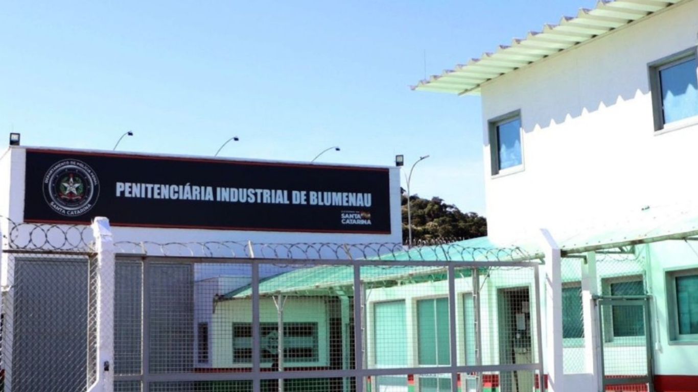 Advogada levanta saia para cliente em penitenciária de Blumenau; caso gera polêmica; o que diz a OAB