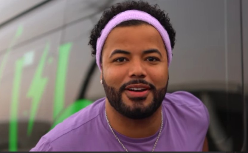 Hytalo Santos segue preso com marido, mas músicas continuam rendendo na web