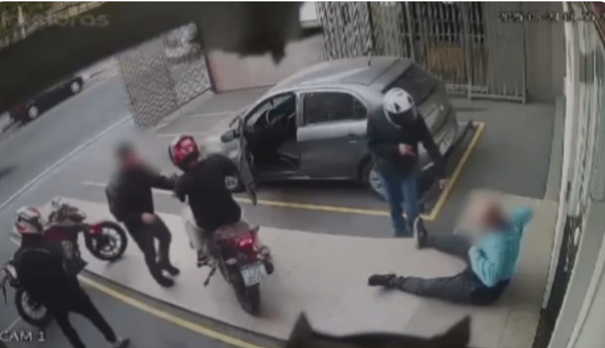 Policial de folga reage a assalto em frente a laboratório na zona leste de SP; um criminoso foi atingido