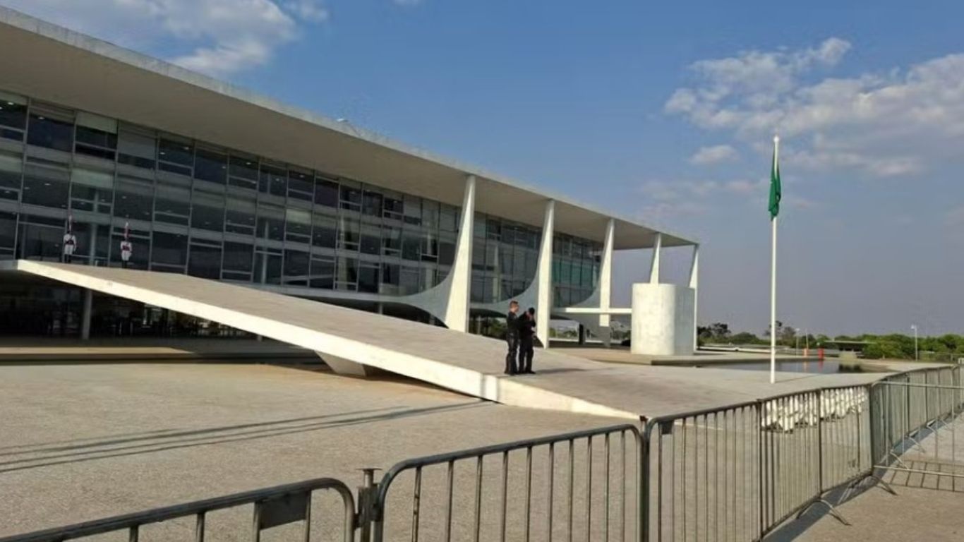 Homem tenta invadir Palácio do Planalto duas vezes; veja a ação da polícia para impedir