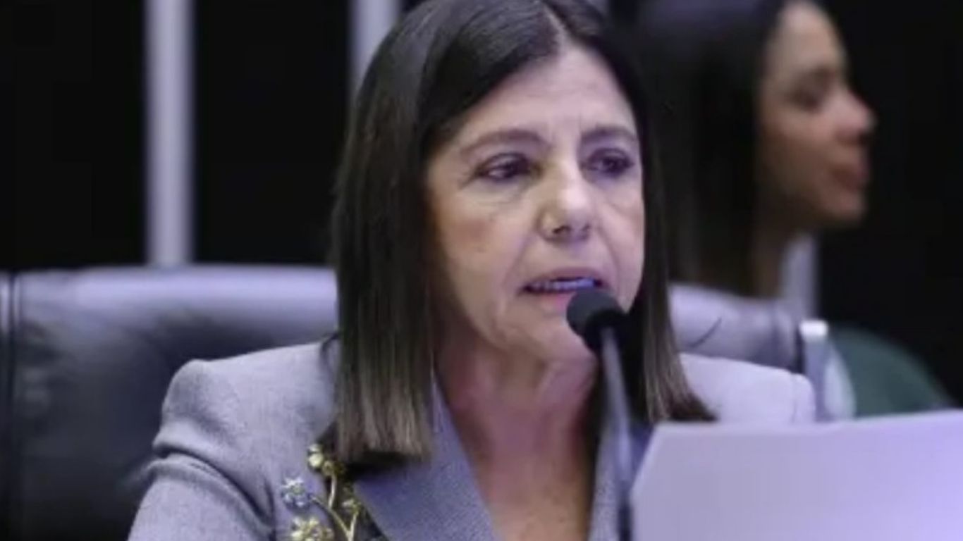 Roseana Sarney emociona seguidores ao aparecer sem cabelos