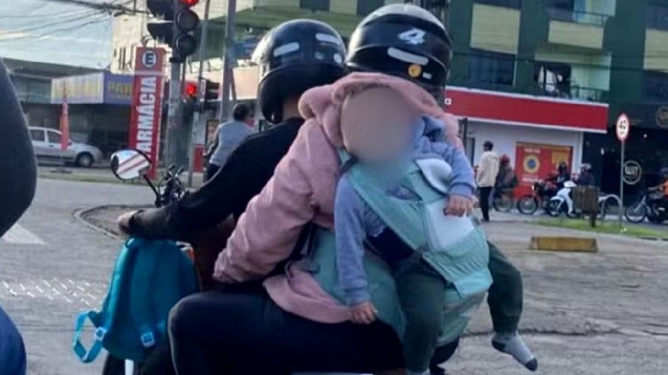 Bebê é flagrado sendo levado em “mochila” na garupa de moto e vídeo causa revolta