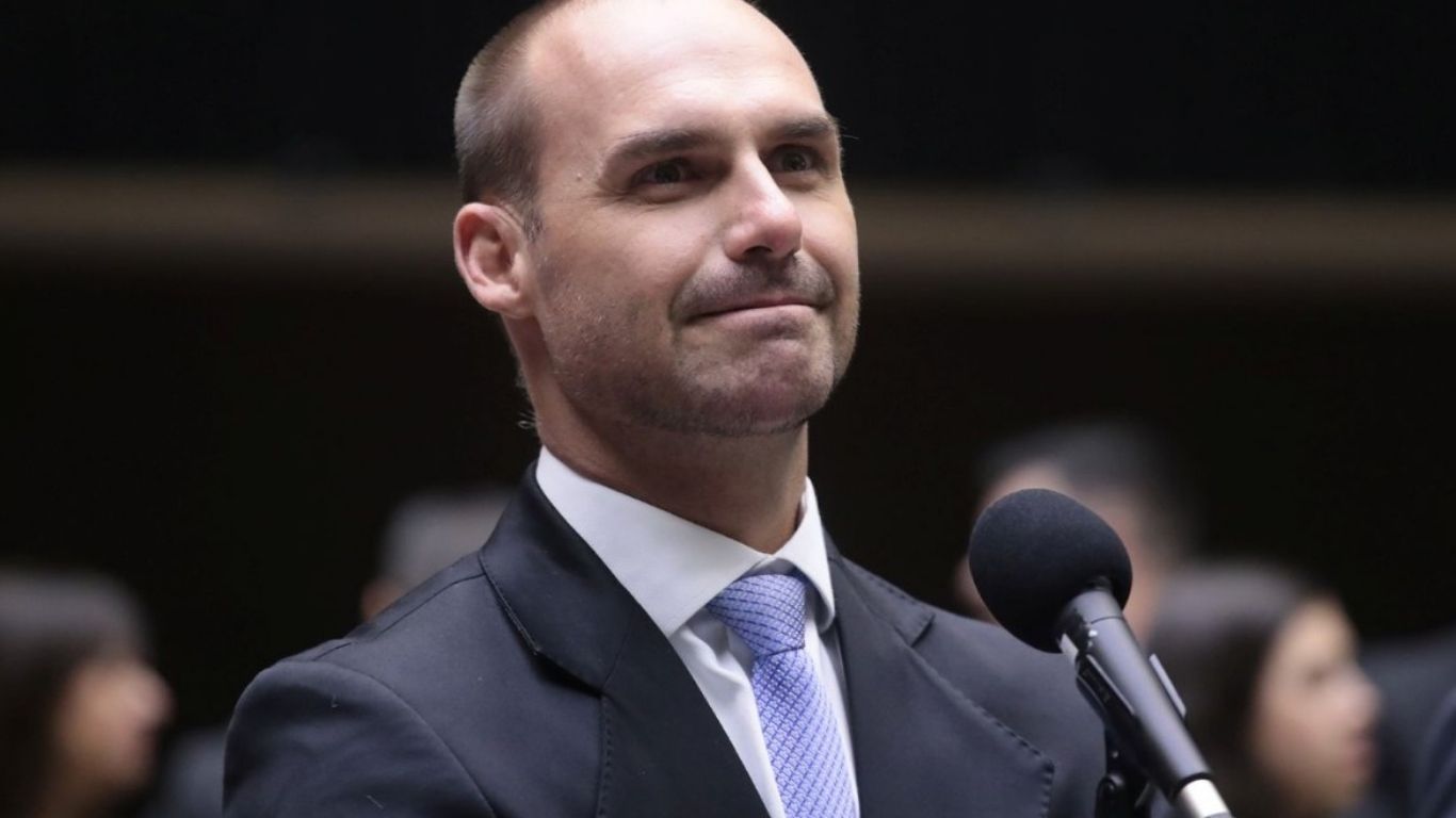 PGR denuncia Eduardo Bolsonaro por coação em processo judicial; Jair Bolsonaro fica de fora