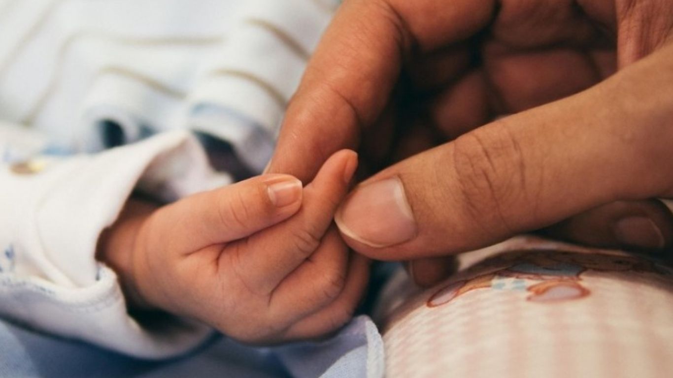Recém-nascido é encontrado em matagal com pedra na boca e lábios colados