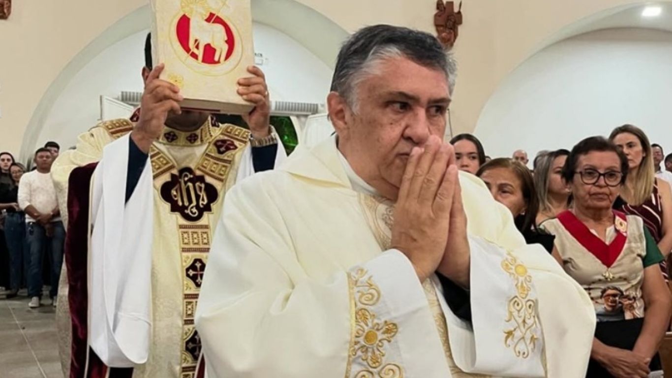 Padre doa oferta de Santo Antônio para família em luto em Piancó; entenda o caso