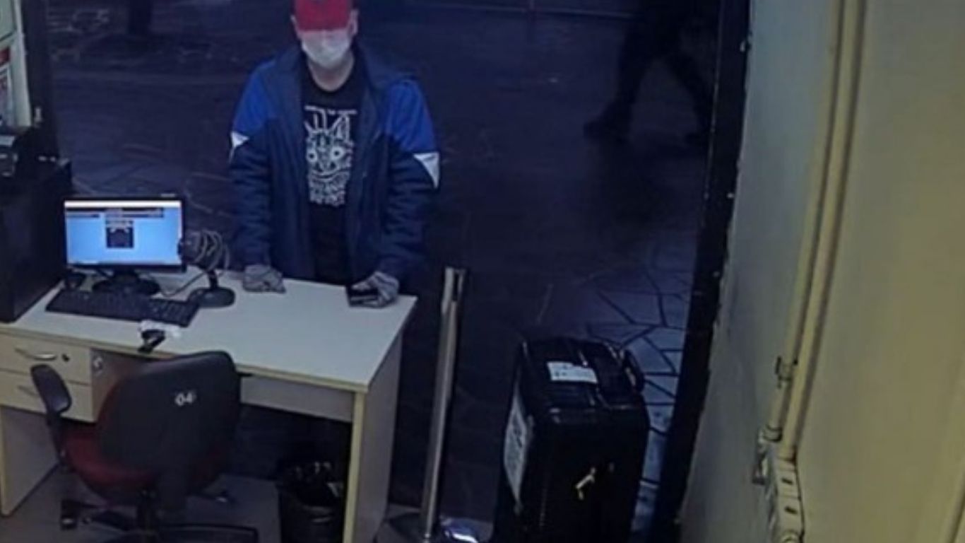 Fotos revelam homem abandonando mala com corpo esquartejado em rodoviária de Porto Alegre; polícia já tem suspeita