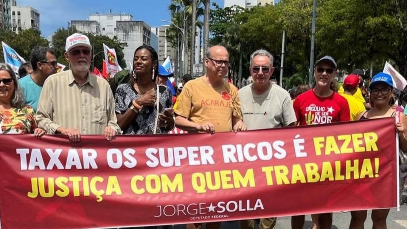 Jorge Solla participa de protesto por taxação dos super-ricos no 7 de Setembro na Bahia